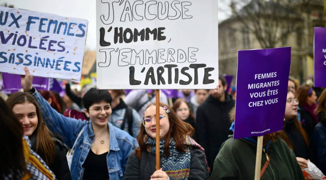 Mulheres em protesto no Dia Internacional da Mulher, em Paris (Photo by Martin BUREAU / AFP)