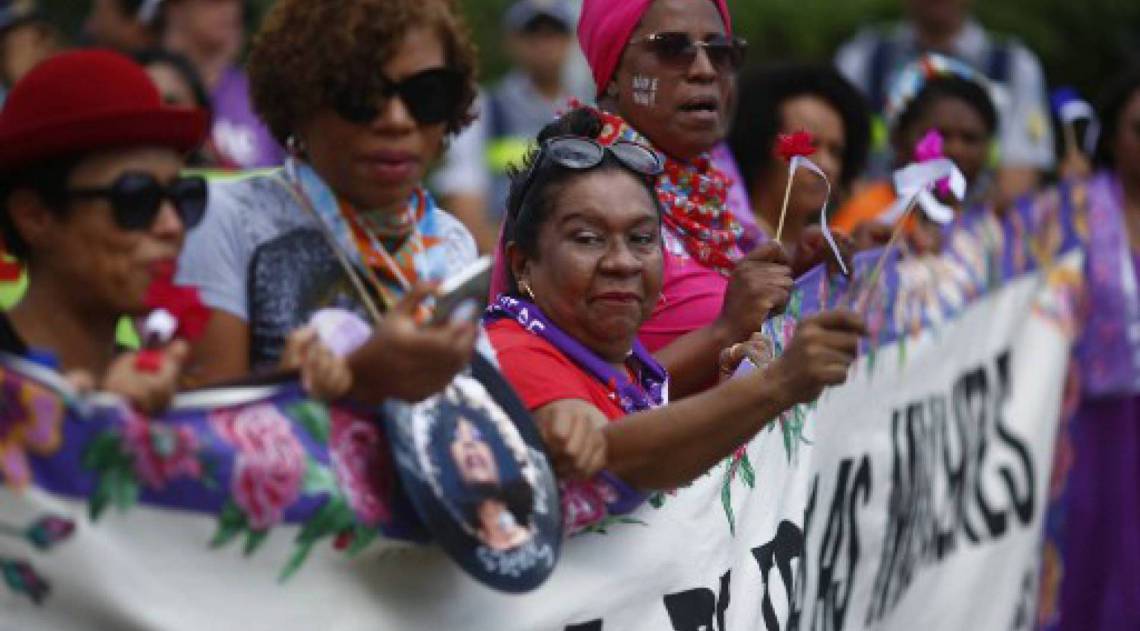 Membros do MST protestam pelo Dia Internacional da Mulher, em Brasília (Photo by Sergio LIMA / AFP)