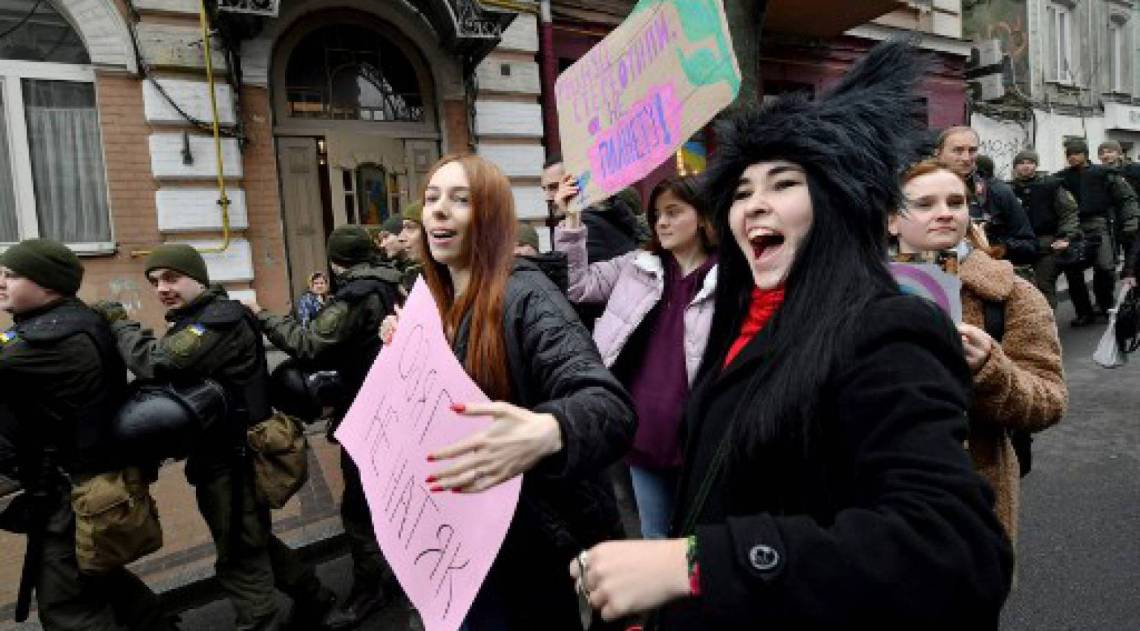 Mulheres protestam em Kiev, no Dia Internacional da Mulher (Photo by Sergei SUPINSKY / AFP)