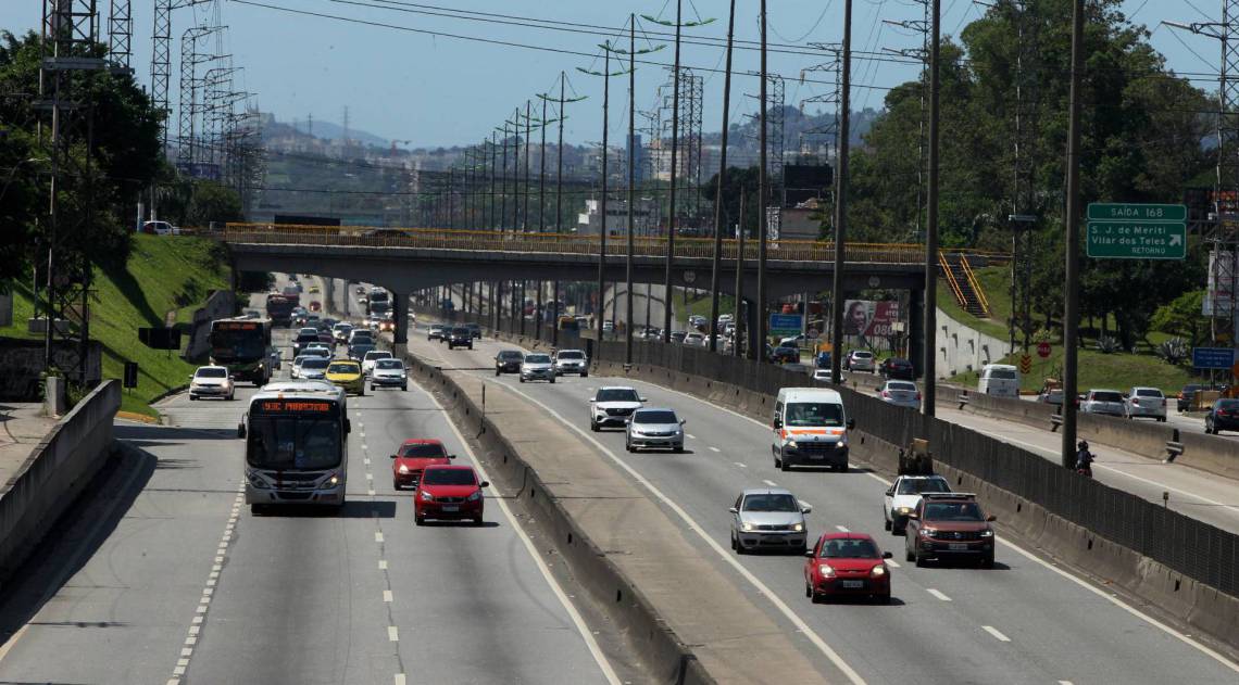 Espera do medo. Passageiros contam como &eacute; pegar &ocirc;nibus em vias com altos &iacute;ndices de assaltos. Na foto, Rodovia Washington Luiz. - Estefan Radovicz / Agencia O Dia