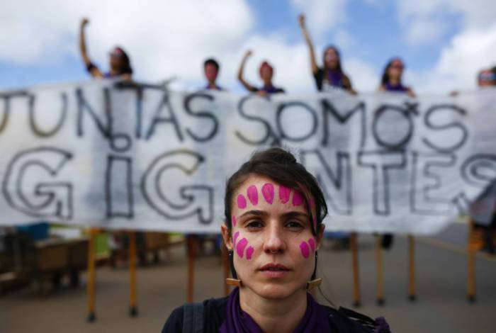 Mulher, integrante do MST, protesta neste dia 8 de março (Photo by Sergio LIMA / AFP)