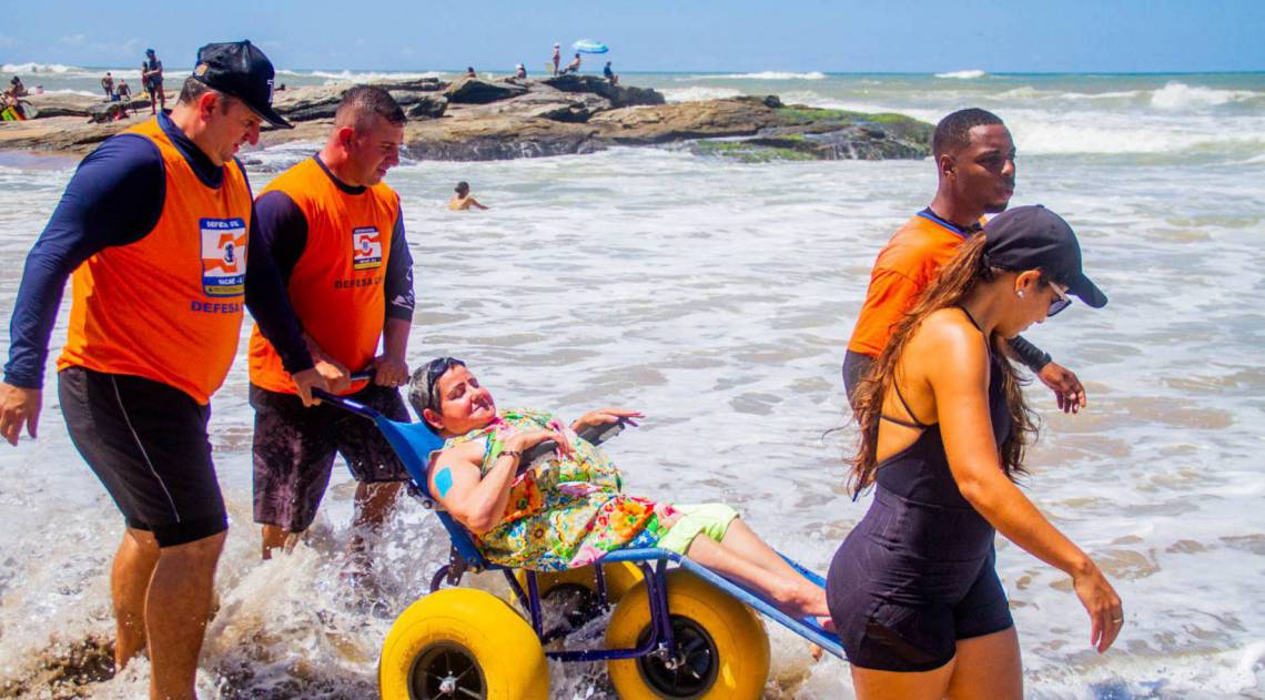 Equipe de agentes da Defesa Civil e voluntários participam do projeto Praia Para Todos, na praia dos Cavaleiros