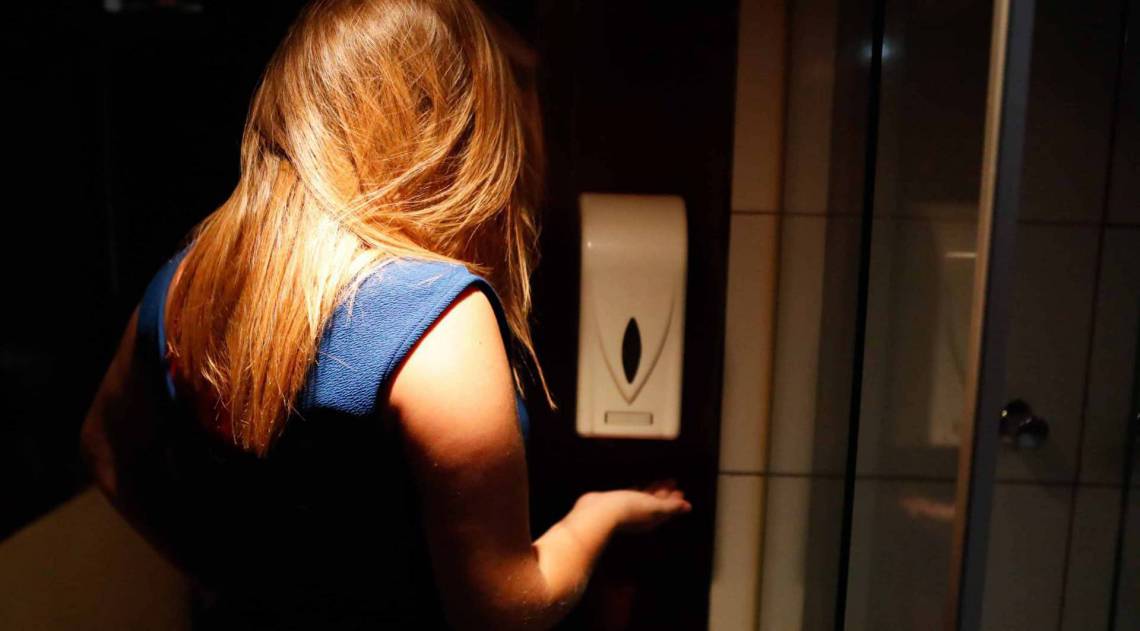 Garota de programa da Termas Aeroporto, Angel mostra que em cada quarto há um 'dispenser' de álcool gel - fotos de Gilvan de Souza