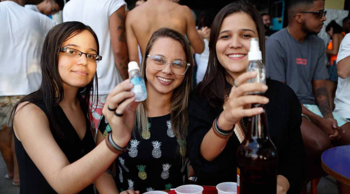 As amigas Milena, Priscila e Maíra: bolsas sempre equipadas