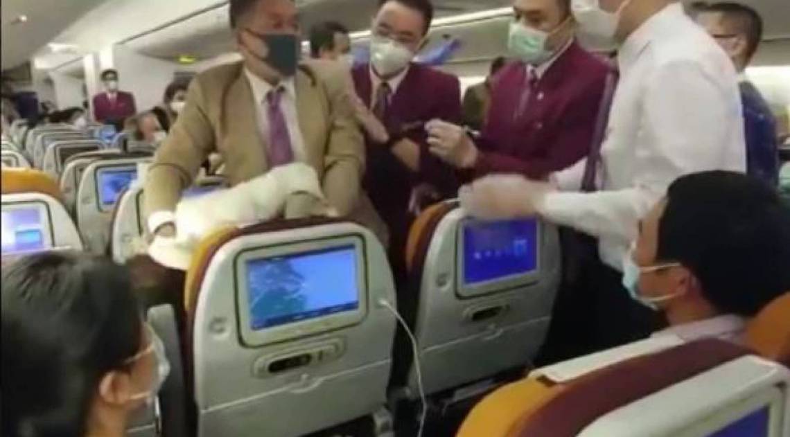 Chinesa precisou ser contida por comissários de bordo durante triagem contra coronavírus - Reprodução