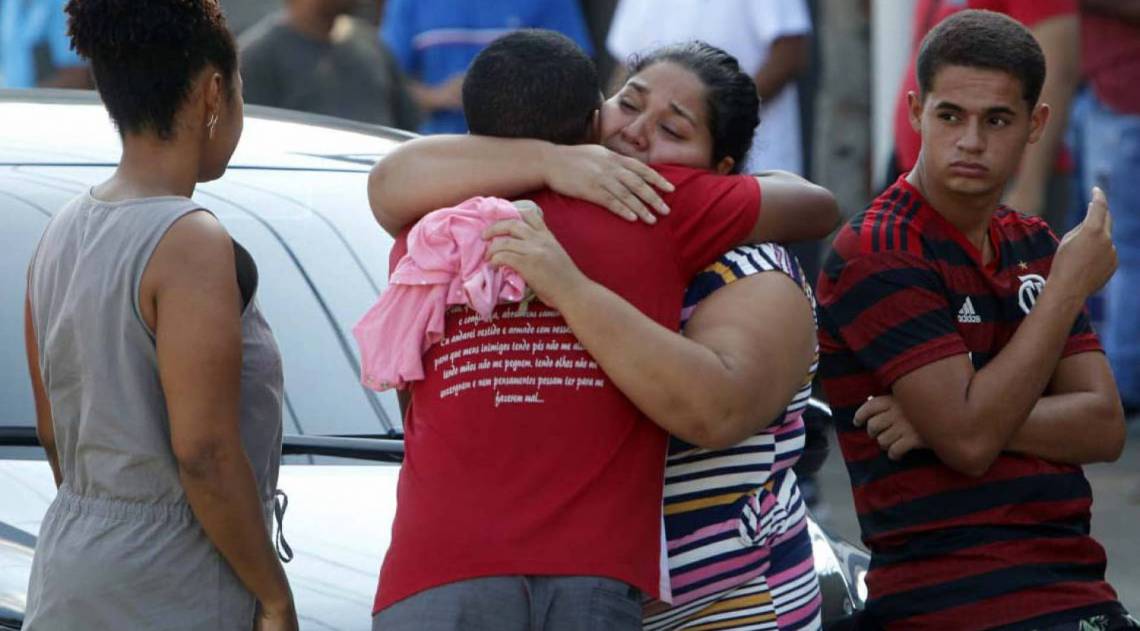 A m&atilde;e da crian&ccedil;a recebe o apoio de moradores da regi&atilde;o - Reginaldo Pimenta/ Agência O DIA