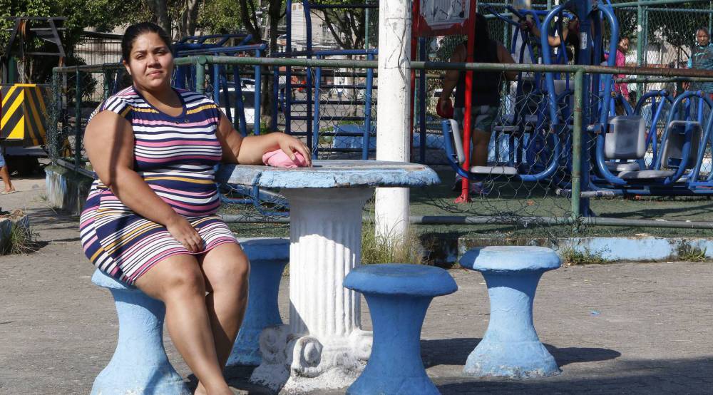 Rio de Janeiro - RJ - 09/03/2020 - Policia - Menina de 9 anos desaparece quando brincava em praça de Duque de Caxias. Maria Eduarda da Silva Azevedo estava em um pula-pula quando teria sido levada por um homem de aproximadamente 50 anos - na foto, Etyene da Silva de Azevedo, mae da menina - Foto Reginaldo Pimenta / Agencia O Dia