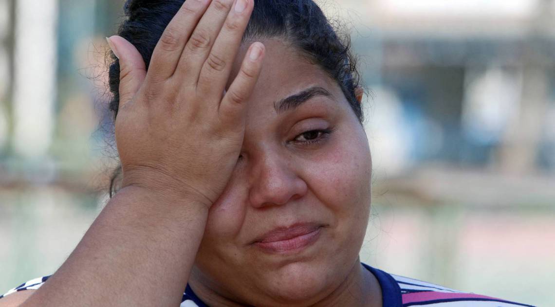 Rio de Janeiro - RJ - 09/03/2020 - Policia - Menina de 9 anos desaparece quando brincava em praça de Duque de Caxias. Maria Eduarda da Silva Azevedo estava em um pula-pula quando teria sido levada por um homem de aproximadamente 50 anos - na foto, Etyene da Silva de Azevedo, mae da menina - Foto Reginaldo Pimenta / Agencia O Dia