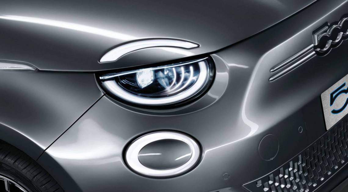 O 500e vendido por aqui troca os faróis redondos por truque, com assinatura em LED inserida na parte inferior do capô, simulando um círculo