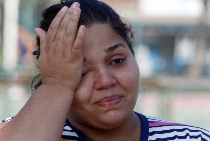 A dona de casa Etyene da Silva de Azevedo está desesperada atrás da filha