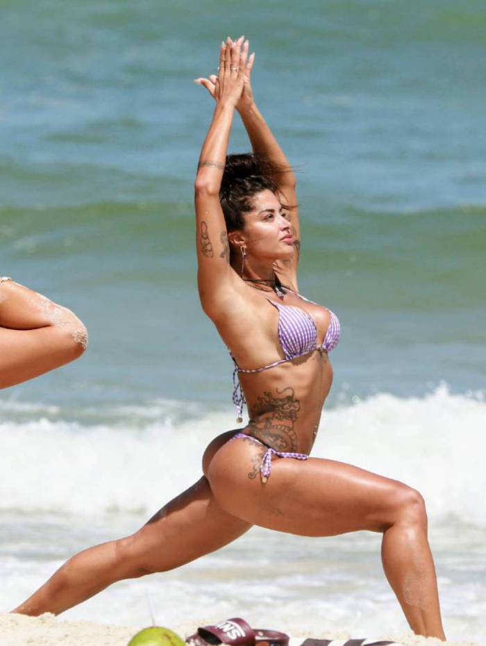 Aline Riscado faz yoga na Praia da Barra da Tijuca, na Zona Oeste do Rio, nesta segunda-feira