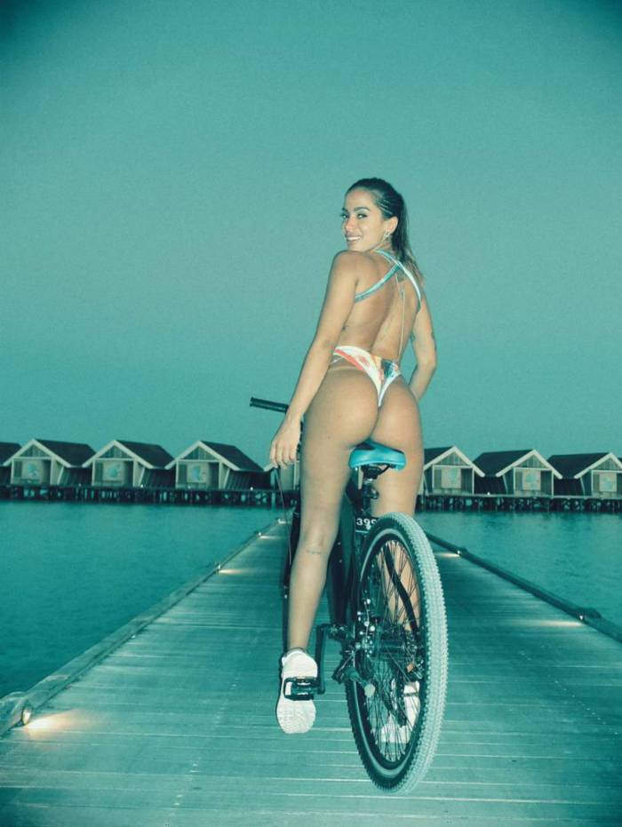 Anitta anda de bicicleta nas Ilhas Maldivas