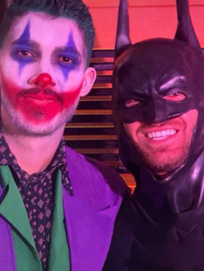 Gustavo Henrique, de Coringa, posa ao lado de Léo Pereira, que foi fantasiado de Batman