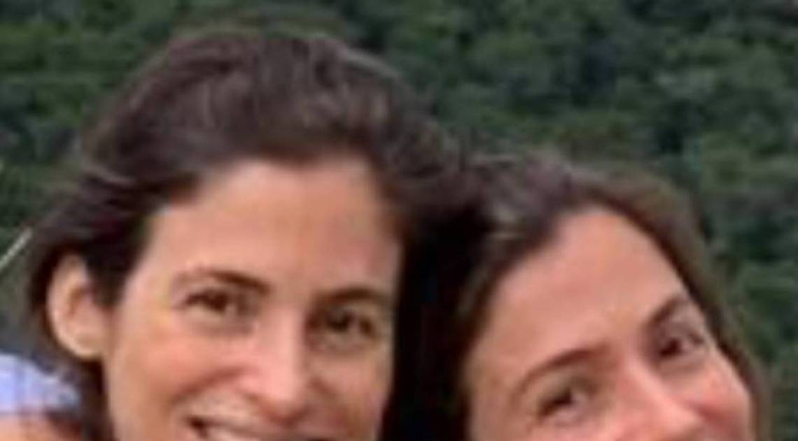 Renata Vasconcellos publica foto com irm&atilde; g&ecirc;mea e semelhan&ccedil;a impressiona f&atilde;s