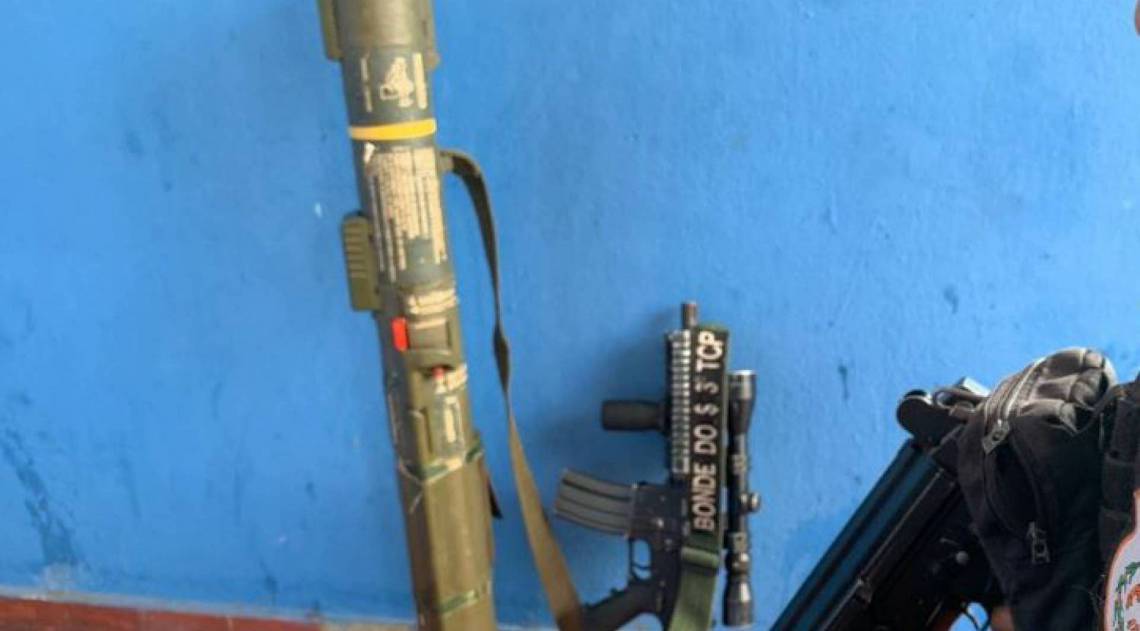 Lança-rojão e fuzil apreendidos na Favela do Muquiço - Divulgação