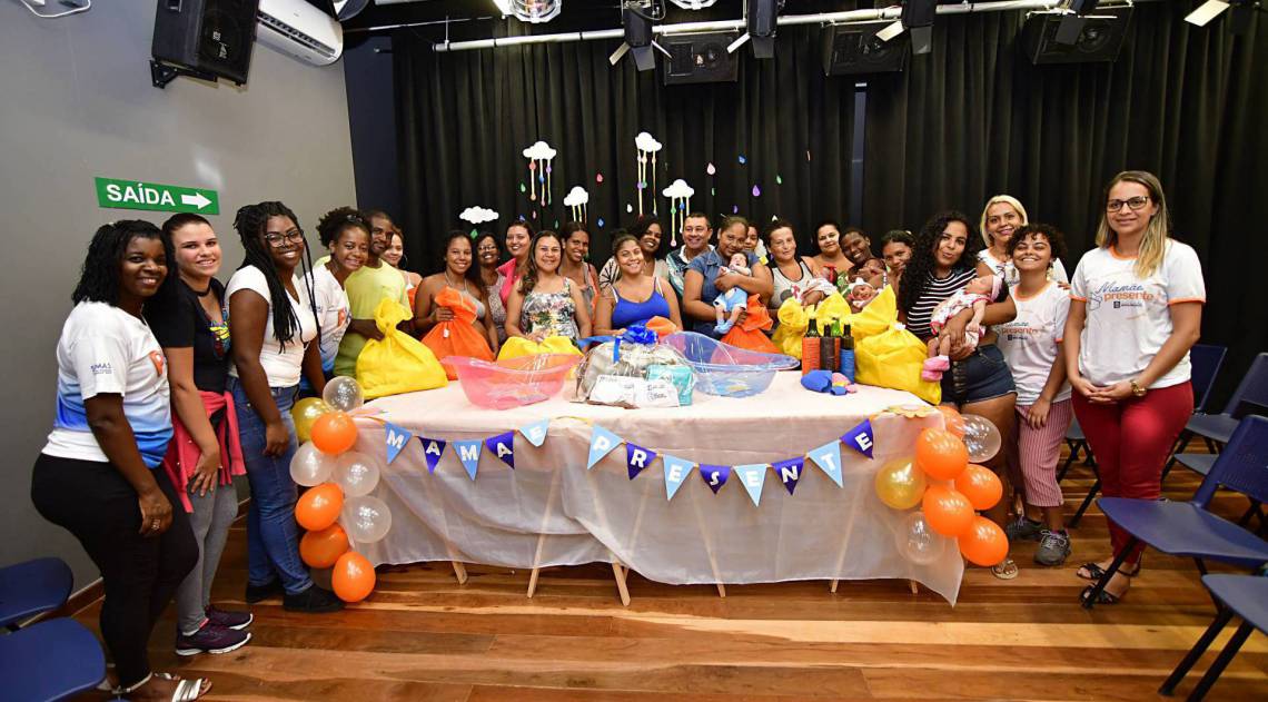 A entrega dos kits se transformou numa grande confraternização