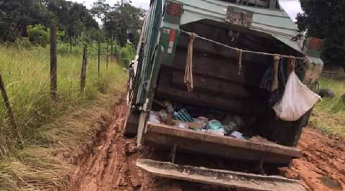 Caminhão atolado na lama no bairro de Jororó, em Magé - Divulgação