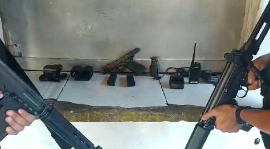 Material apreendido com dois presos na Favela da Galinha, no Engenho da Rainha, de acordo com a PM - Divulgação