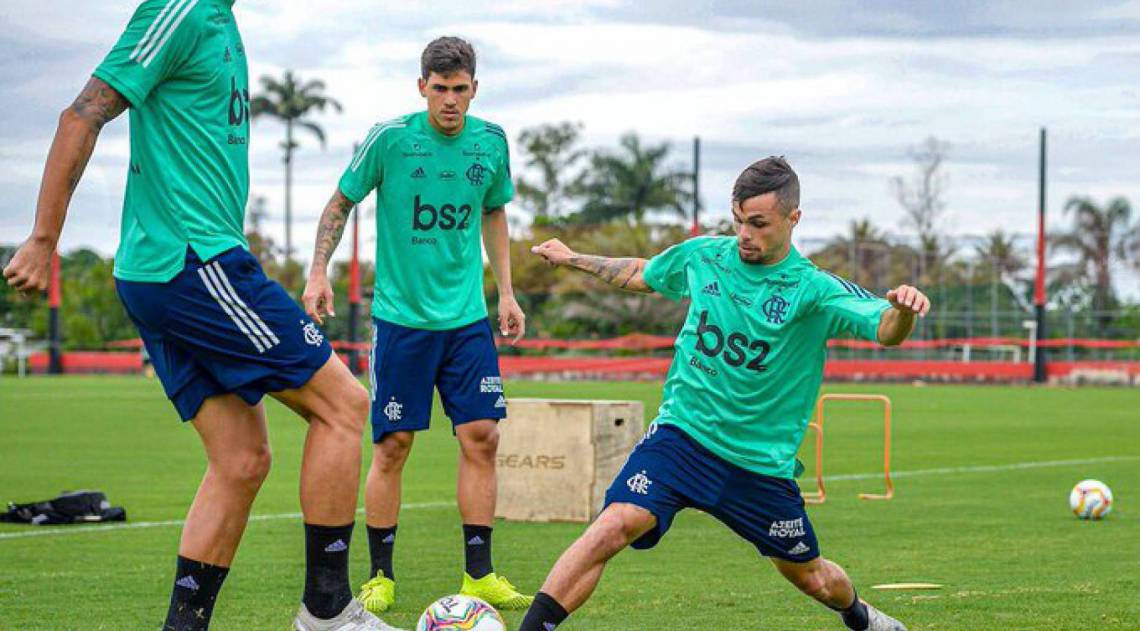 Gustavo Henrique ao lado de Michael durante treinamento do Flamengo