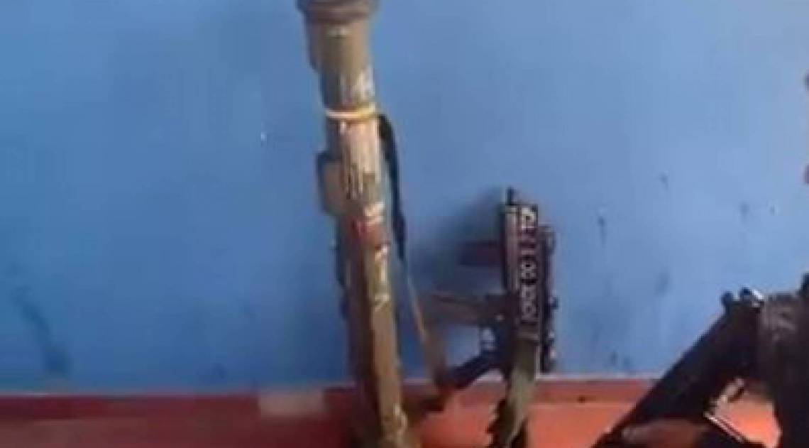 Lança-rojão e fuzil apreendidos na Favela do Muquiço