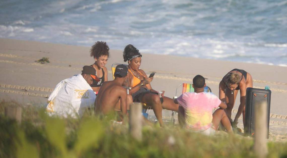 Ludmilla na Praia da Reserva com amigos