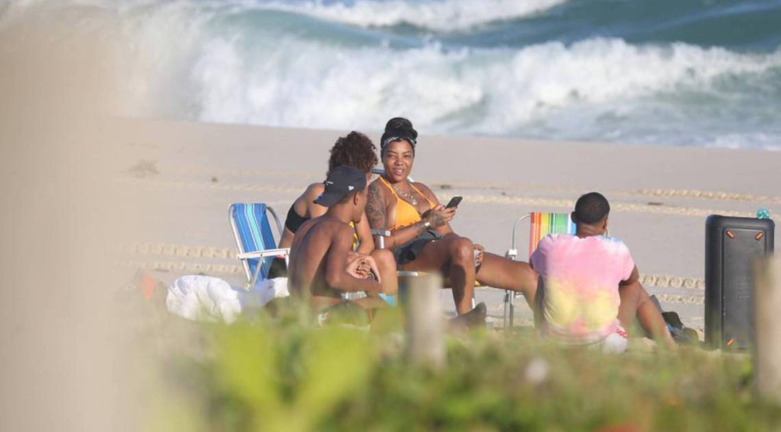 Ludmilla na Praia da Reserva com amigos