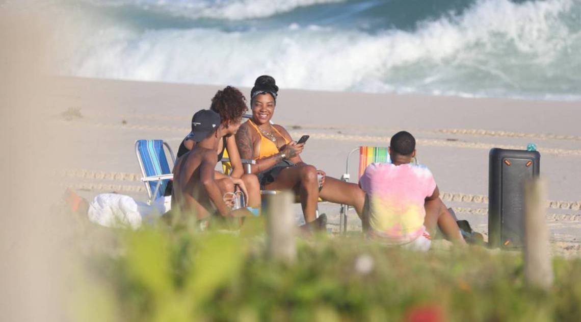 Ludmilla na Praia da Reserva com amigos