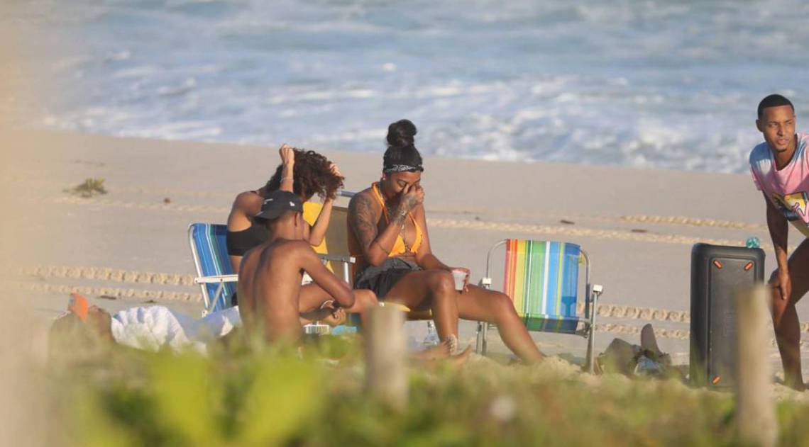 Ludmilla na Praia da Reserva com amigos