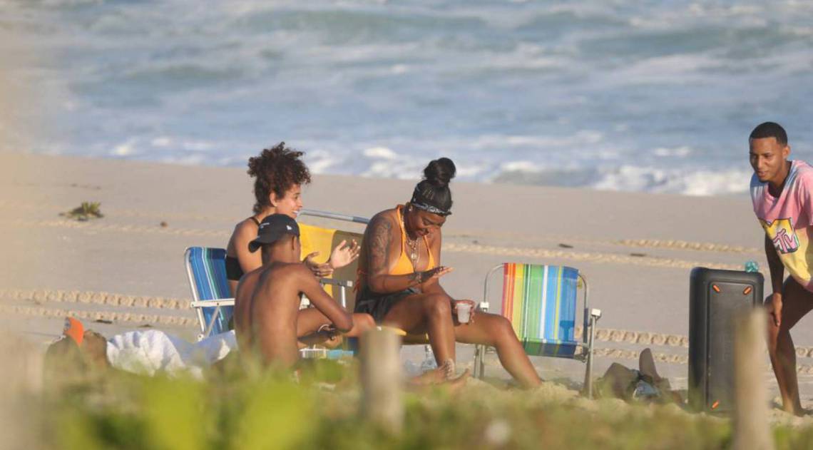 Ludmilla na Praia da Reserva com amigos