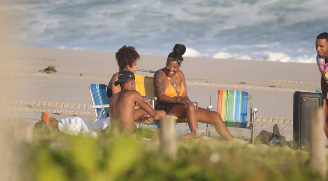 Ludmilla na Praia da Reserva com amigos