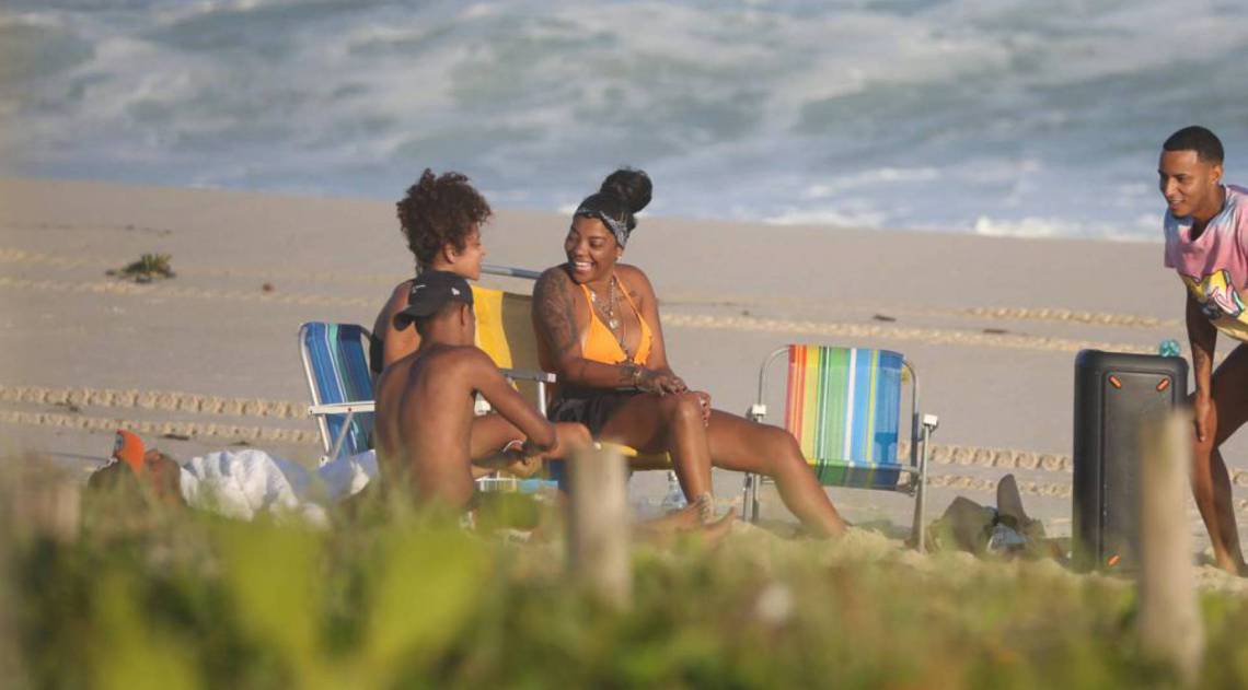 Ludmilla na Praia da Reserva, na Zona Oeste do Rio, na tarde desta segunda-feira