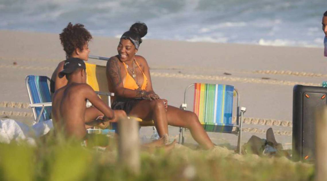 Ludmilla na Praia da Reserva com amigos