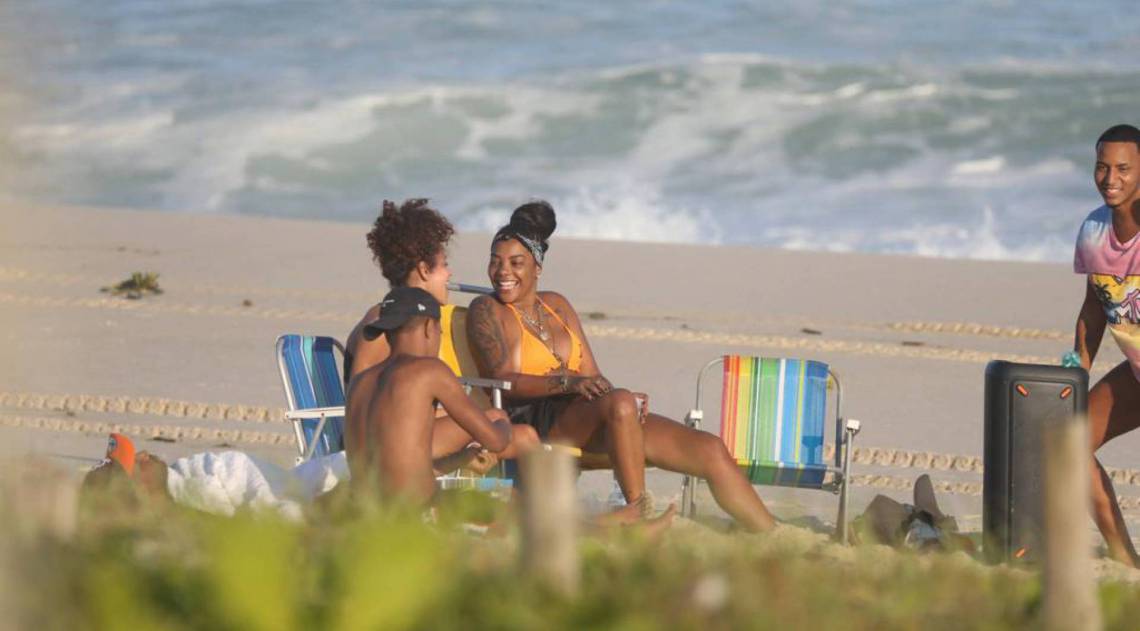 Ludmilla na Praia da Reserva com amigos