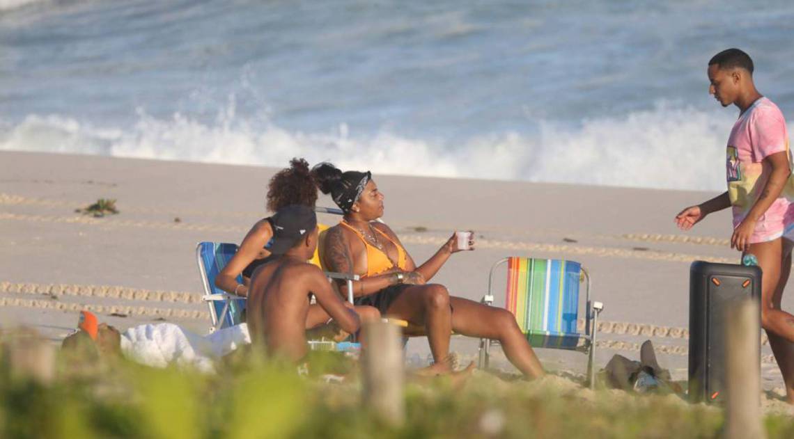 Ludmilla na Praia da Reserva com amigos