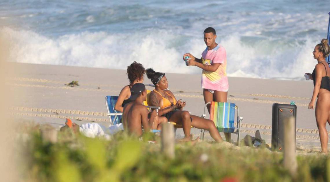 Ludmilla na Praia da Reserva com amigos
