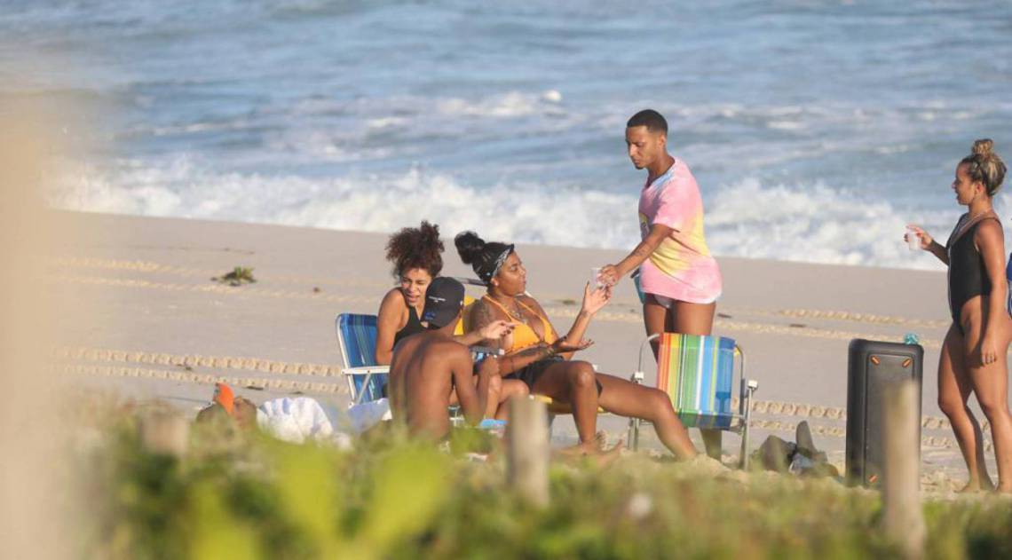 Ludmilla na Praia da Reserva com amigos