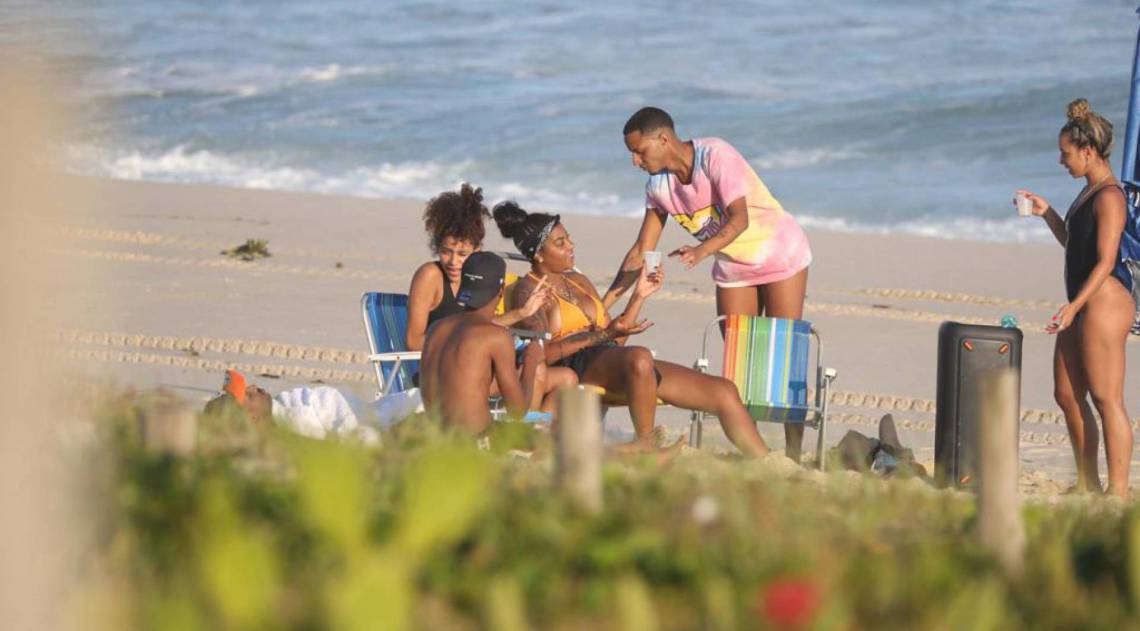 Ludmilla na Praia da Reserva com amigos