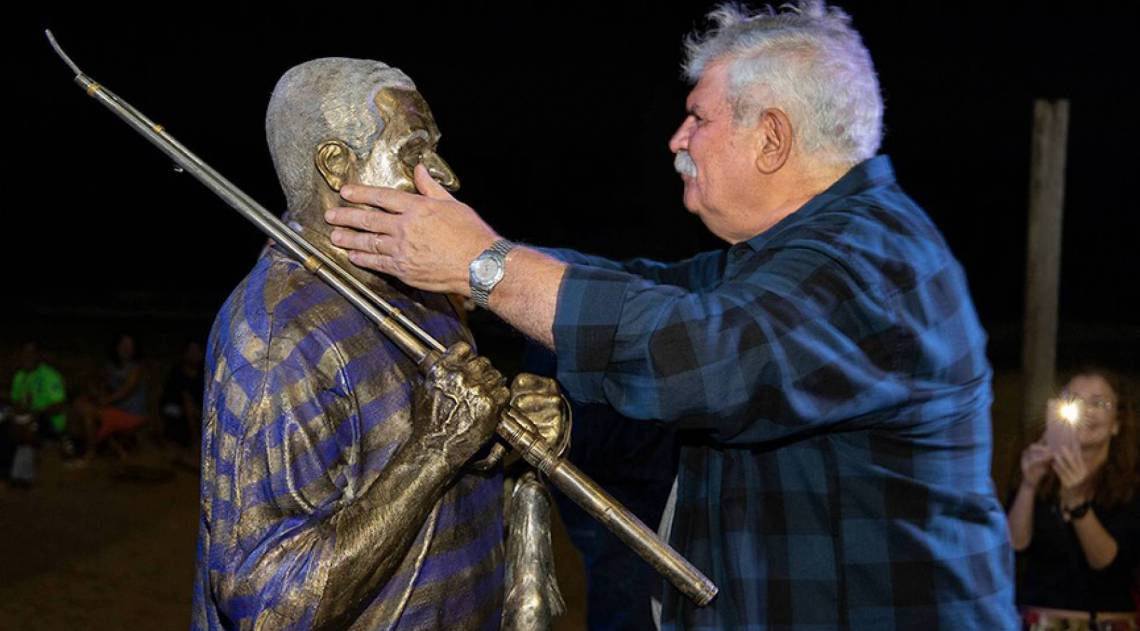 O filho de Caymmi, o músico Dori se emocionou diante da escultura do pai