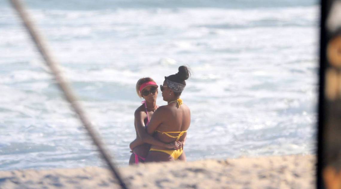 Ludmilla troca beijos e carinhos com a namorada, Brunna Gonçalves, na Praia da Barra da Tijuca, na Zona Oeste do Rio, na tarde desta terça-feira