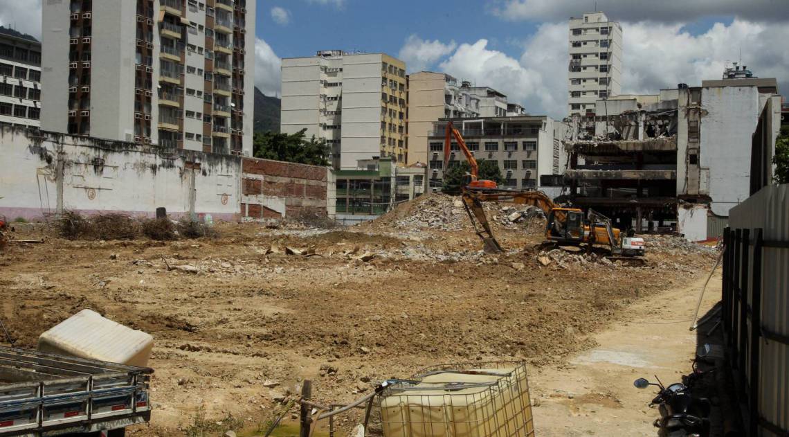A tradicional sede do America Football Club, na rua Campos Sales, na Tijuca, Zona Norte do Rio, fechada desde julho de 2014, dará lugar a um shopping center e a nova matriz social do clube será construída na cobertura do Parque Shopping America, nome oficial do empreendimento.    - fotos Estefan Radovicz