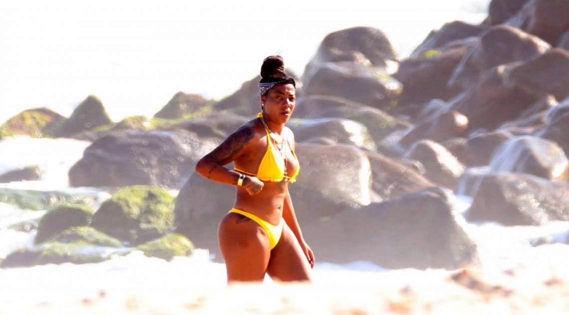 Ludmilla troca beijos e carinhos com a namorada, Brunna Gonçalves, na Praia da Barra da Tijuca, na Zona Oeste do Rio, na tarde desta terça-feira