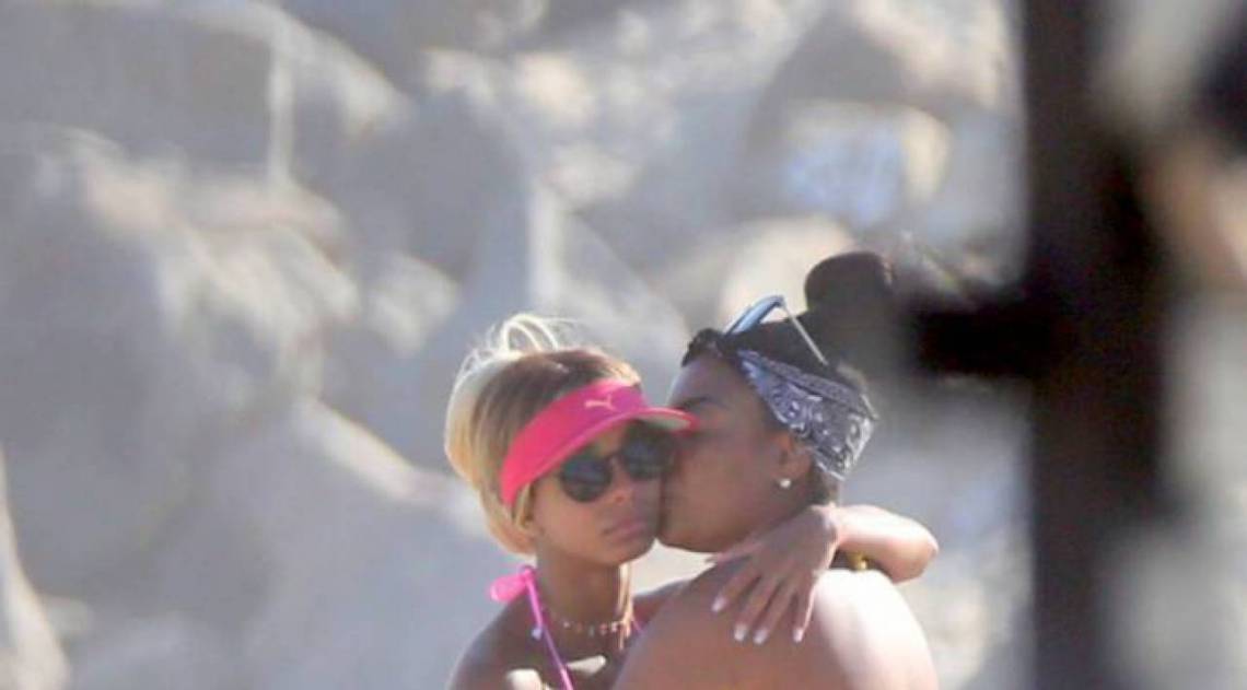 Ludmilla troca beijos e carinhos com a namorada, Brunna Gonçalves, na Praia da Barra da Tijuca, na Zona Oeste do Rio, na tarde desta terça-feira