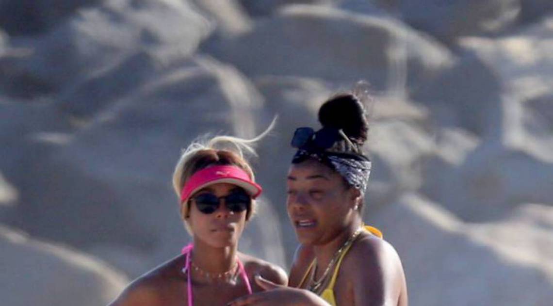 Ludmilla troca beijos e carinhos com a namorada, Brunna Gonçalves, na Praia da Barra da Tijuca, na Zona Oeste do Rio, na tarde desta terça-feira