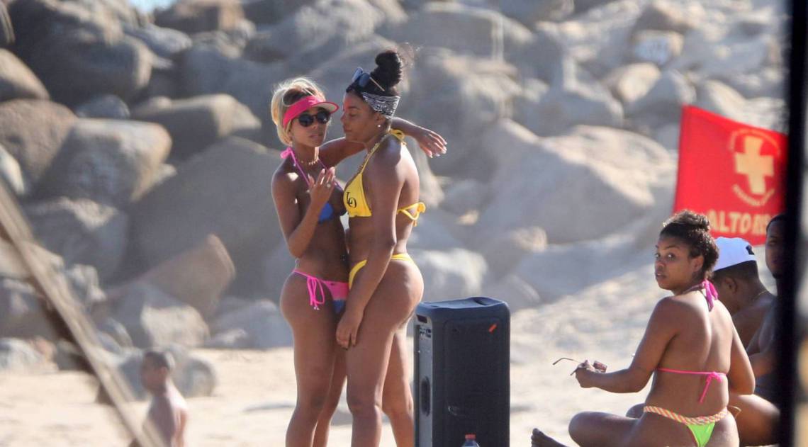 Ludmilla troca beijos e carinhos com a namorada, Brunna Gonçalves, na Praia da Barra da Tijuca, na Zona Oeste do Rio, na tarde desta terça-feira