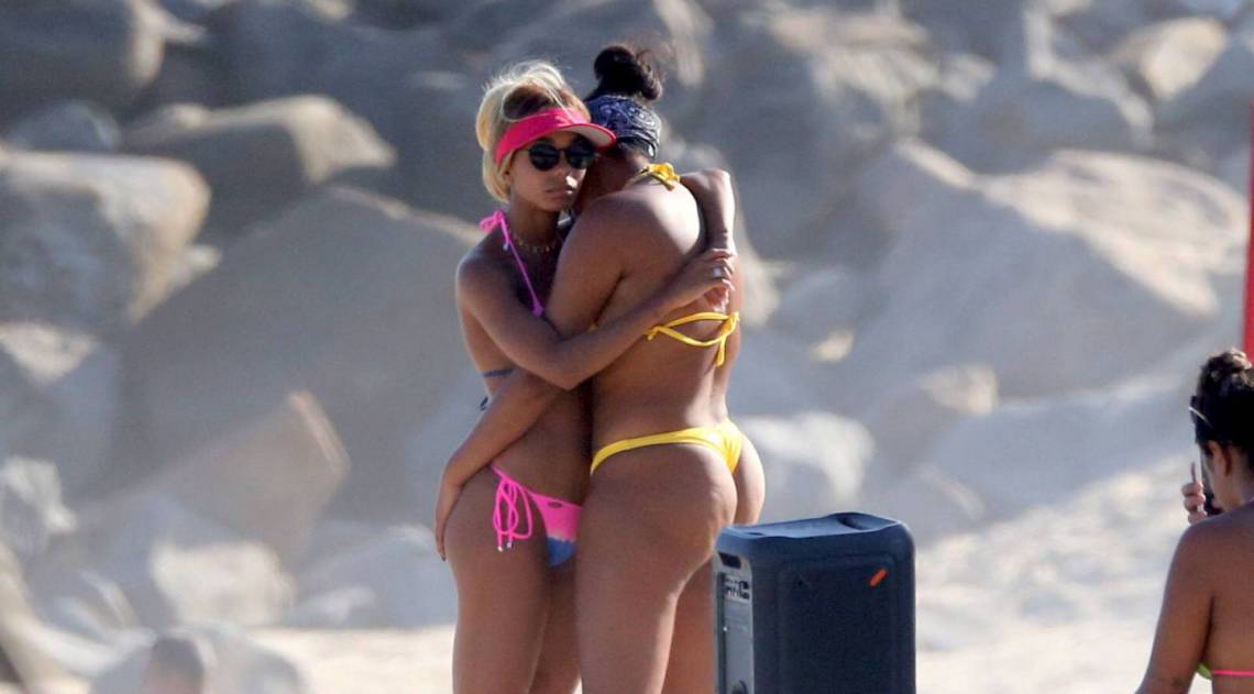 Ludmilla troca beijos e carinhos com a namorada, Brunna Gonçalves, na Praia da Barra da Tijuca, na Zona Oeste do Rio, na tarde desta terça-feira