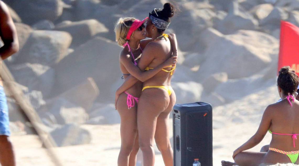 Ludmilla troca beijos e carinhos com a namorada, Brunna Gonçalves, na Praia da Barra da Tijuca, na Zona Oeste do Rio, na tarde desta terça-feira