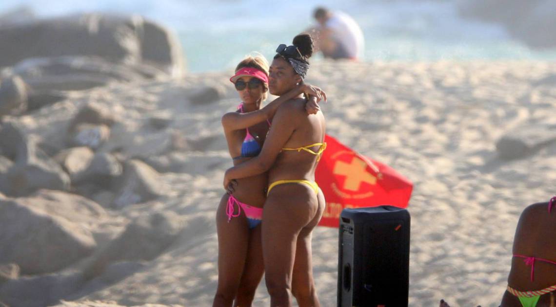 Ludmilla troca beijos e carinhos com a namorada, Brunna Gonçalves, na Praia da Barra da Tijuca, na Zona Oeste do Rio, na tarde desta terça-feira