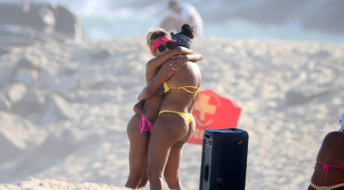 Ludmilla troca beijos e carinhos com a namorada, Brunna Gonçalves, na Praia da Barra da Tijuca, na Zona Oeste do Rio, na tarde desta terça-feira
