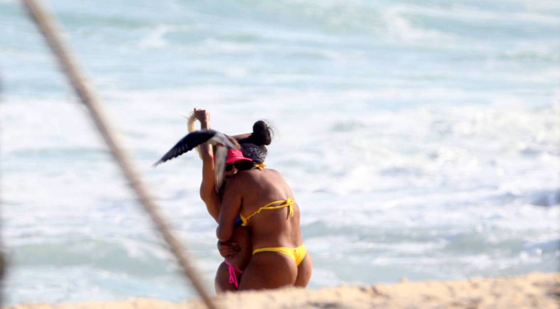 Ludmilla troca beijos e carinhos com a namorada, Brunna Gonçalves, na Praia da Barra da Tijuca, na Zona Oeste do Rio, na tarde desta terça-feira