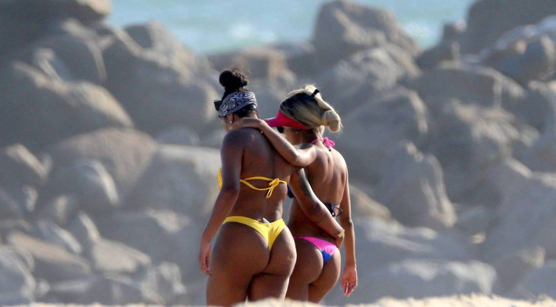 Ludmilla troca beijos e carinhos com a namorada, Brunna Gonçalves, na Praia da Barra da Tijuca, na Zona Oeste do Rio, na tarde desta terça-feira